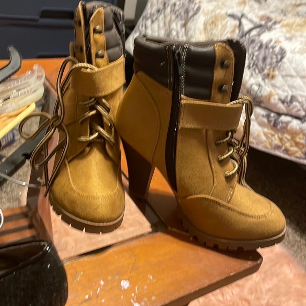 SODA brand boots  Sz- 8, NEW WITHOUT BOX
